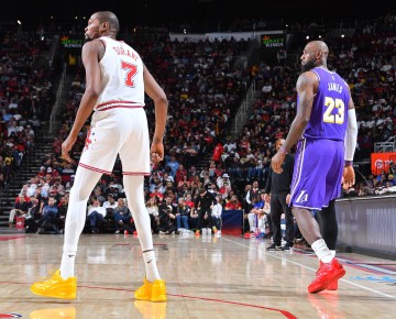 开云体育网址-张佳玮谈火湖：詹杜此前交手最多打5场 14总决若遇上就是巅峰对决