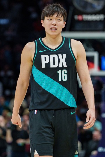 记者：如果你很久没看杨瀚森的比赛 乍一看就会发现他有明显进步