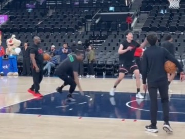 开云入口-身体对抗有提升？杨瀚森赛前热身时撞倒黑人助教